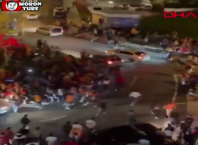 Video :After Galatasaray's victory in Turkey, a driver crashes into a crowd